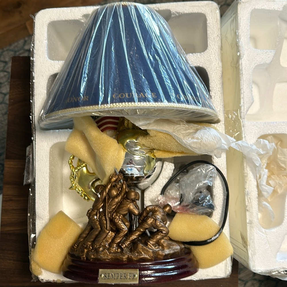 Hamilton collection ESPRIT DE CORPS LAMP